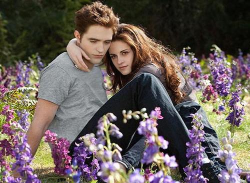 Robert Pattinson şi Kristen Stewart, din nou îmbrăţişaţi