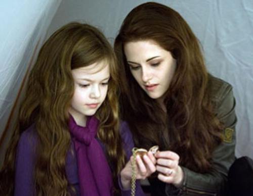 Robert Pattinson şi Kristen Stewart, din nou îmbrăţişaţi