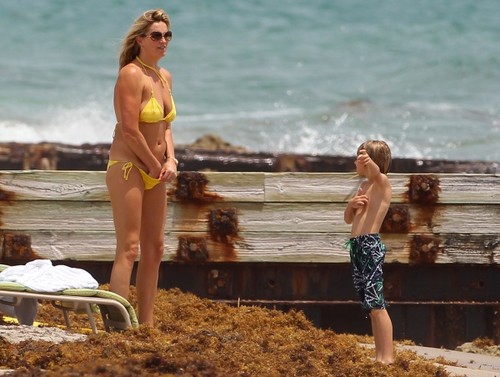 Foto: Soţia unui mare cântăreţ, prinsă cu mâna-n chiloţi!