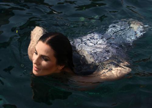 Poze: Însărcinată în patru luni, Ellie White a înotat în apa de 15 grade Celsius din Malta