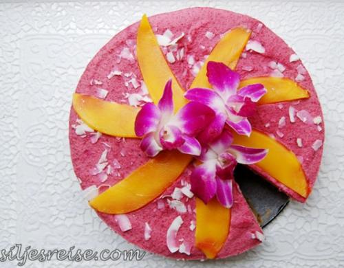 Reţete raw: Tort de fructe de pădure cu mango şi cocos fără foc