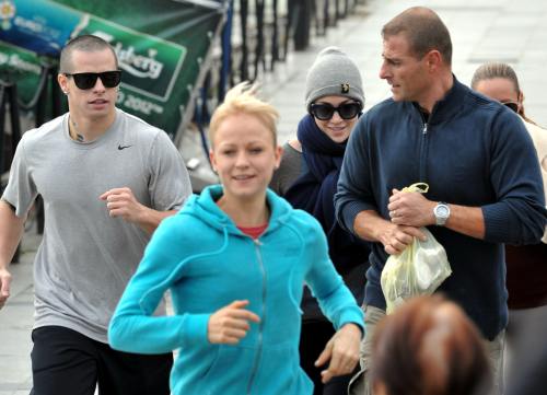 Poze paparazzi: Jennifer Lopez şi Casper la jogging pe stradă