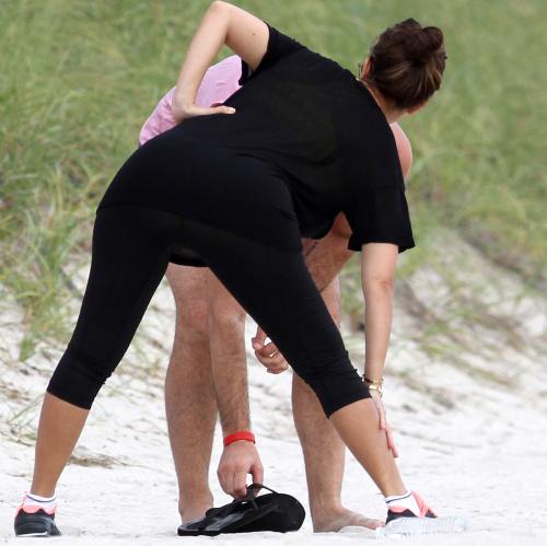 Kourtney Kardashian face sport pe plajă. Vezi cum arată!