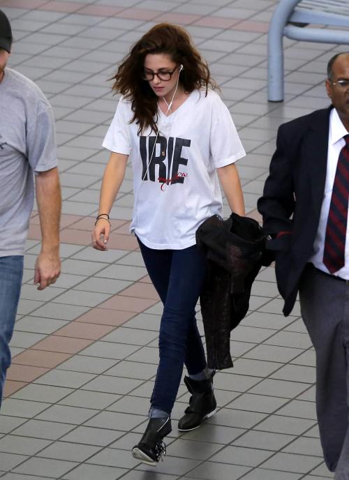 Kristen Stewart, obosită şi cu un look şifonat