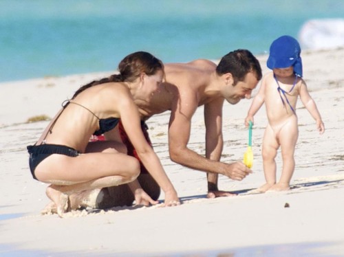 Poze: Natalie Portman, cu familia la plajă. Vezi cum arată în bikini!