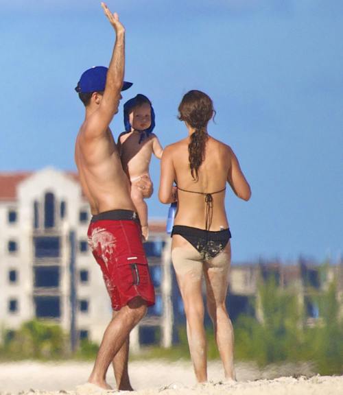 Poze: Natalie Portman, cu familia la plajă. Vezi cum arată în bikini!