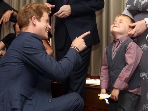 Poze: Cum vrea prinţul Harry să-şi "spele" imaginea