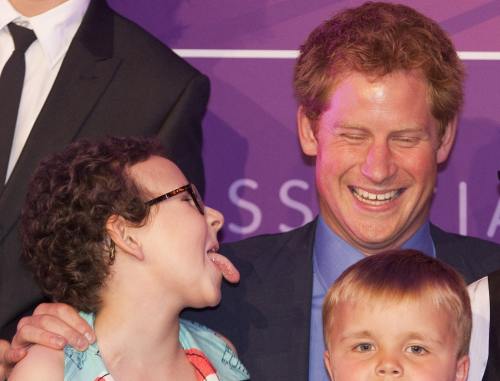 Poze: Cum vrea prinţul Harry să-şi "spele" imaginea