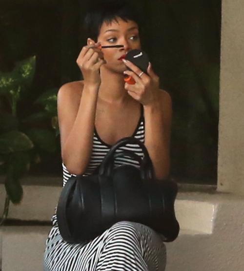 Şocant: Rihanna se machiază pe apucate, în mijlocul străzii