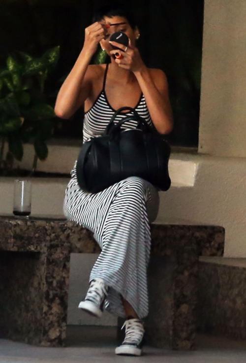 Şocant: Rihanna se machiază pe apucate, în mijlocul străzii