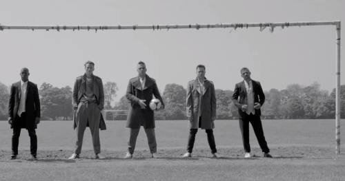Robbie Williams a lansat o colecţie de haine