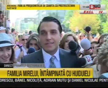 Scandal la nunta Elenei Băsescu: Zeci de oameni protestează în faţa primăriei