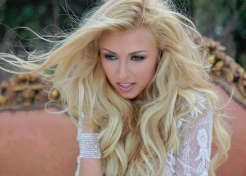 CÂT DE SEXY! Andreea Bălan, cu sânii la vedere în noul videoclip