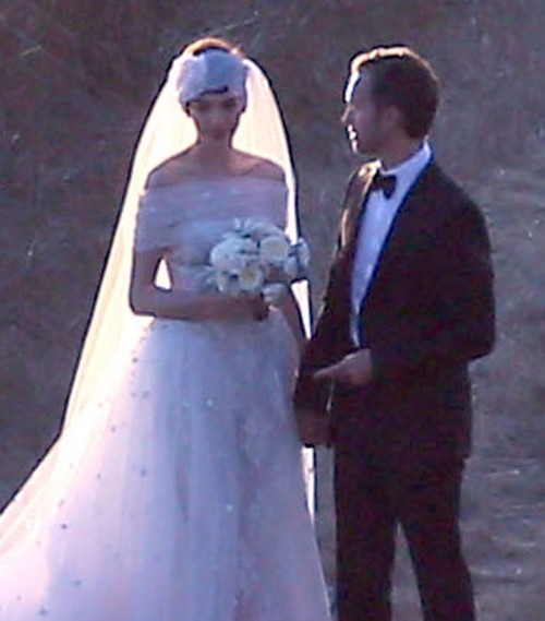 Anne Hathaway s-a căsătorit! Uite ce rochie pufoasă a purtat