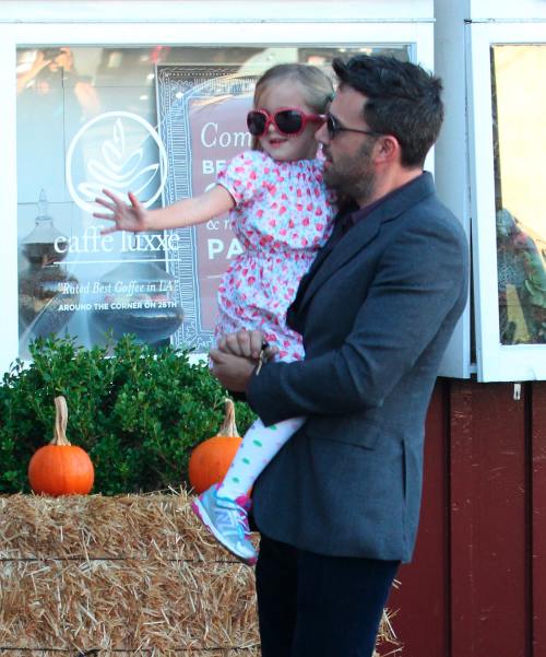 Ghiceşte vedeta: Cine este tăticul sexy al acestui îngeraş de fetiţă?