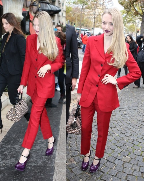 Rujul în culori închise, în trend. Uite cum îl poartă Amanda Seyfried!