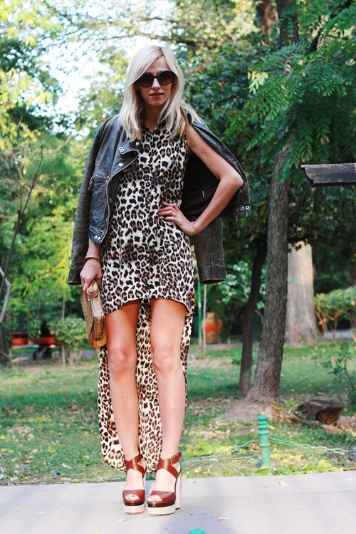 Dana Rogoz se bucură de ultimele zile călduroase în animal print. Îţi place?