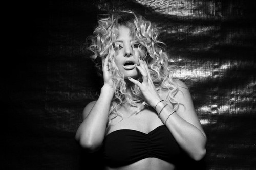 Delia şi-a bucurat fanii de pe Facebook cu noi poze sexy
