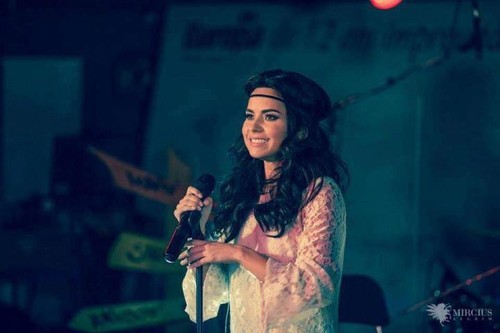 Inna, cu bentiţă boho. Nu ţi se pare că îi stă ciudat?