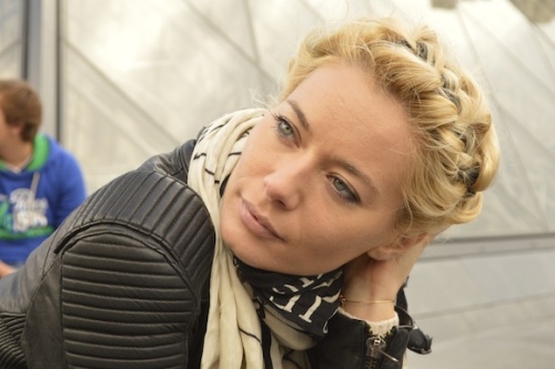 Foto: Ce coafură ciudată are Laura Cosoi! Îţi place sau nu?