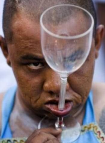 Piercing extrem: Cât de nebuni sunt oamenii ăştia!