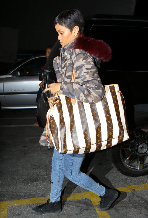 Foto: Rihanna merge peste tot cu sticla de băutură după ea