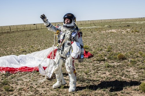 Foto: Săritura din stratosferă, un succes uriaş şi 4 recorduri mondiale doborâte