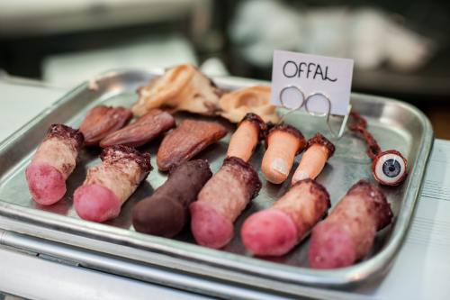 ORIBIL: O măcelărie vinde carne de om. Vezi explicaţia 