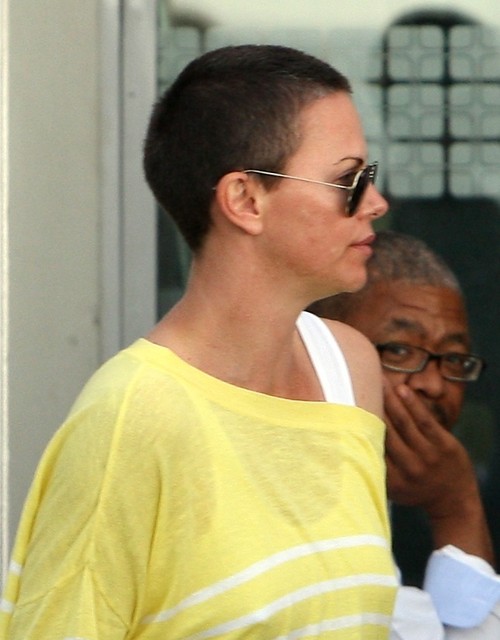 Şocant! Ce are Charlize Theron pe faţă?