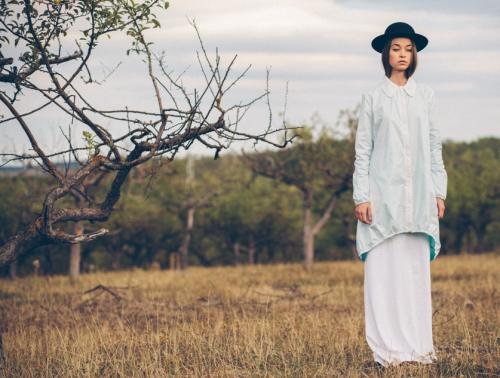 (P) Designerul Cătălin Vălean prezintă colecţia Tranziţii, câştigătoare a concursului „Fii creator de Haute-Couleur” 