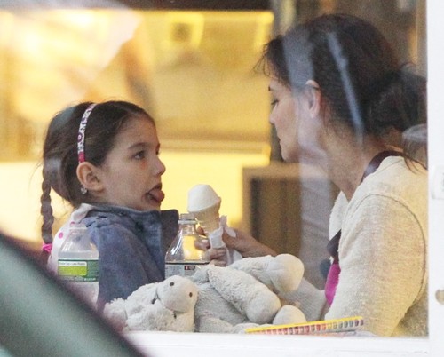 Foto haioase: Katie Holmes şi Suri se strâmbă în plină stradă