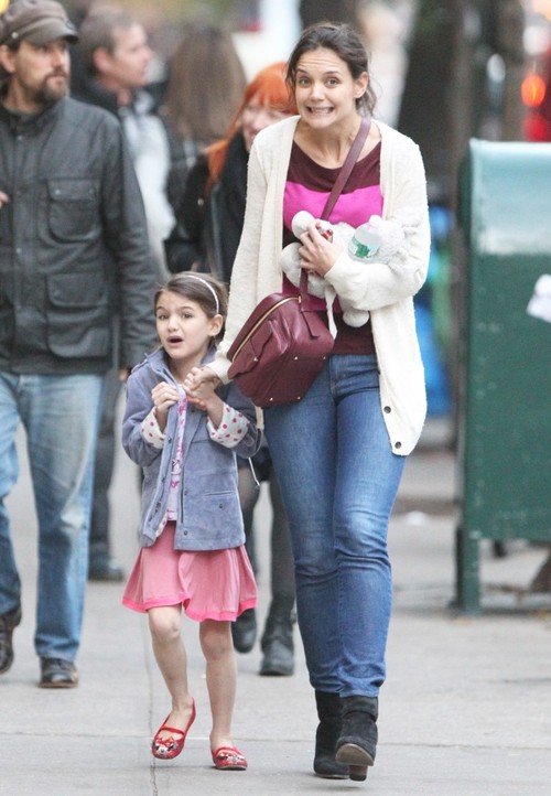 Foto haioase: Katie Holmes şi Suri se strâmbă în plină stradă