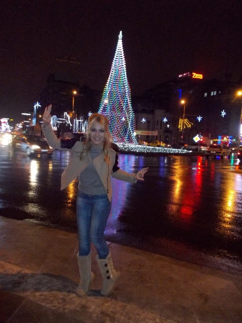 Poze superbe: Andreea Ibacka, fascinată de luminiţele de Sărbători din Bucureşti!