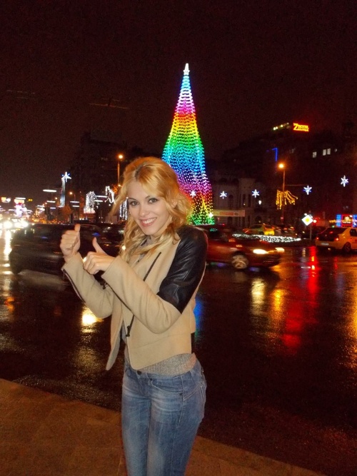 Poze superbe: Andreea Ibacka, fascinată de luminiţele de Sărbători din Bucureşti!