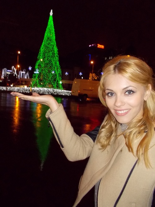 Poze superbe: Andreea Ibacka, fascinată de luminiţele de Sărbători din Bucureşti!
