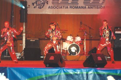 Moda anilor ’90. Mai ştii cum se îmbrăcau vedetele? Poze haioase