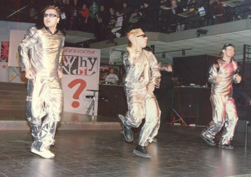 Moda anilor ’90. Mai ştii cum se îmbrăcau vedetele? Poze haioase