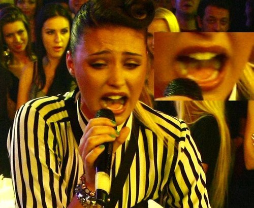 Oau! Antonia nu este perfectă, îi lipsesc doi dinţi