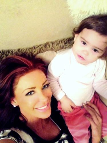 Bianca Drăguşanu, înconjurată de copii. Încearcă să-i spună ceva lui Victor Slav?