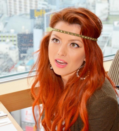Stil de vedetă: Elena Gheorghe, o roşcată superbă! Îţi place look-ul ei?