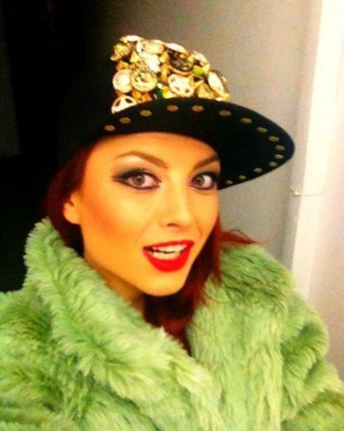 Stil de vedetă: Elena Gheorghe, o roşcată superbă! Îţi place look-ul ei?