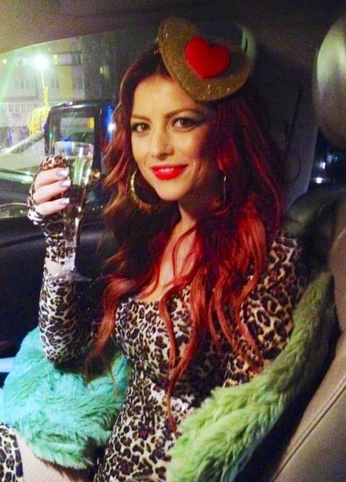Stil de vedetă: Elena Gheorghe, o roşcată superbă! Îţi place look-ul ei?