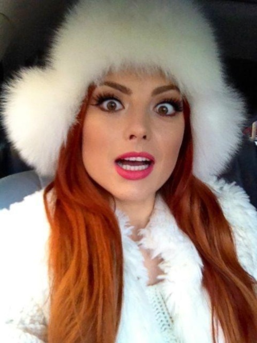 Stil de vedetă: Elena Gheorghe, o roşcată superbă! Îţi place look-ul ei?