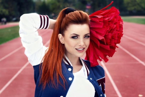 Stil de vedetă: Elena Gheorghe, o roşcată superbă! Îţi place look-ul ei?