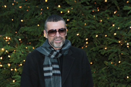 Ce vedete au fost surprinse în ipostaze indecente