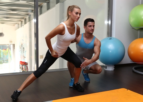 Fitness la tine acasă: Neby te învaţă exerciţii pentru un posterior tonifiat!