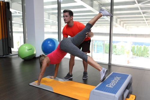 FITNESS LA TINE ACASĂ:  Neby îţi spune ce să faci ca să ai abdomen cu pătrăţele!