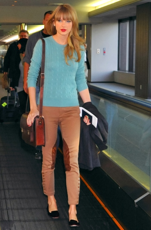 Stil de vedetă: Taylor Swift, o tânără care ştie să se îmbrace elegant! Îţi place?