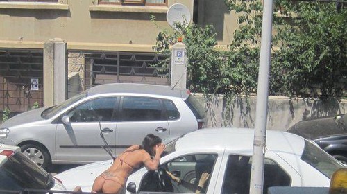 Ce vedete au fost surprinse în ipostaze indecente