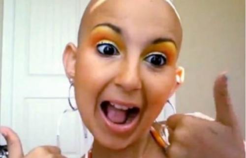 Poveste incredibilă: O fetiţă bolnavă de două tipuri de cancer este guru în make up!